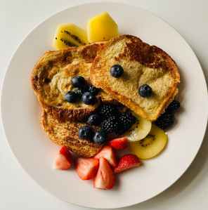 French toast with berries