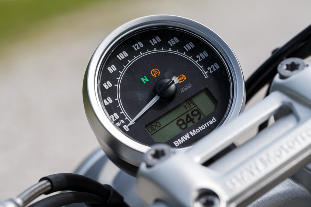BMW R Nine T gauge